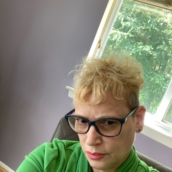 Meet your Posher, Lisa - Picture 2 of 2